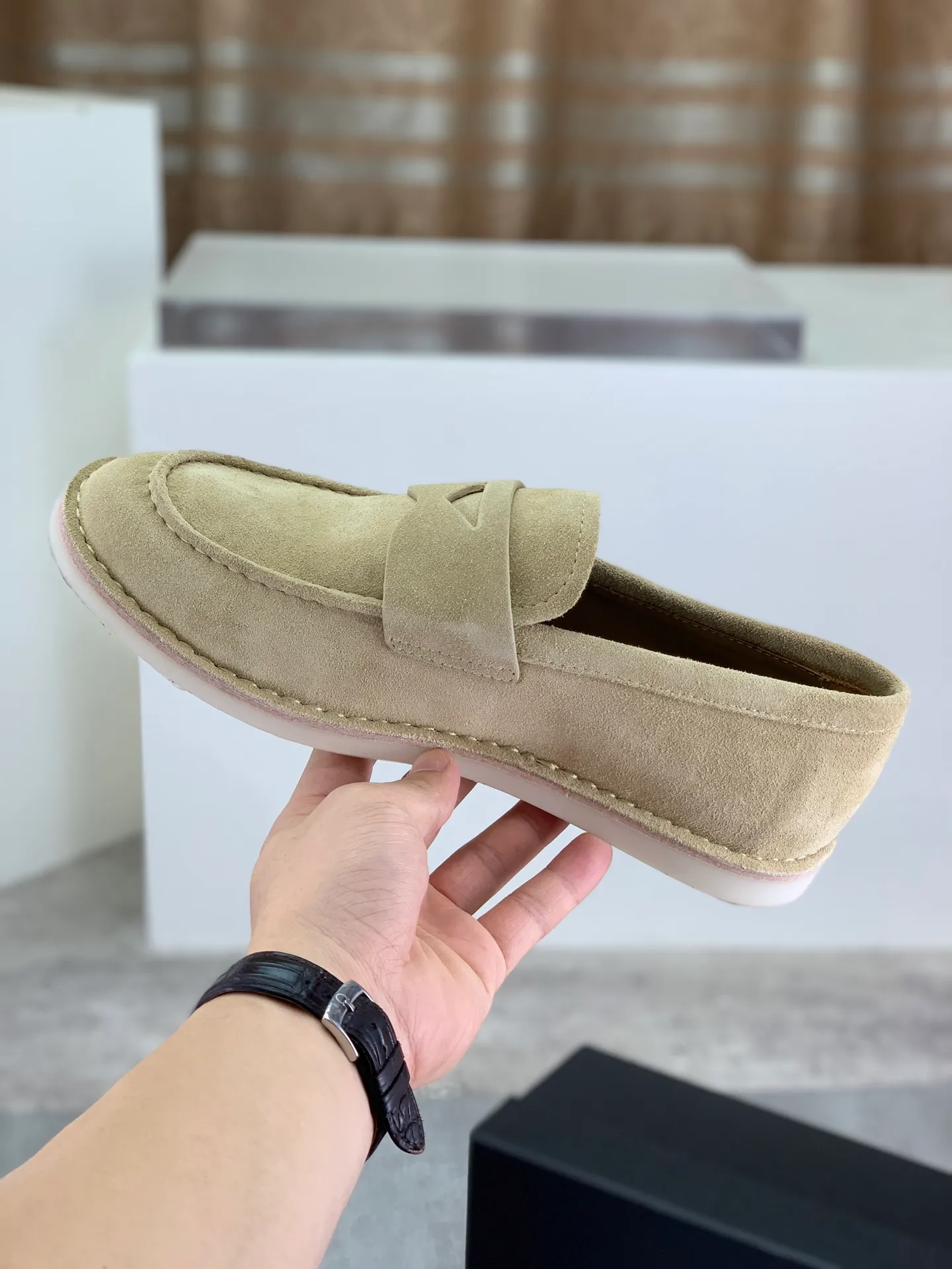 Factory price P740💰Original quality, top version🔱 ＰＲＡＤＡPrada. Men's business casual leather shoes, top quality cow leather. 1:1 shipment ⬆️Luxurious and noble, all made of imported original first-layer fine suede cowhide, just to create a more comfortable wearing experience. Upper: original comfortable open-edge bead-rubbed calfskin ➕Top imported water-dyed full cow lining, original high-end lightweight and comfortable TPU combination bottom ✔️Code number: 39-44 (38 45 Can be customized)